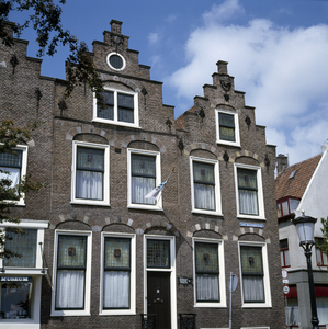 800187 Gezicht op de voorgevel van het Historisch Kostuum Museum (Loeff Berchmakerstraat 50) te Utrecht.